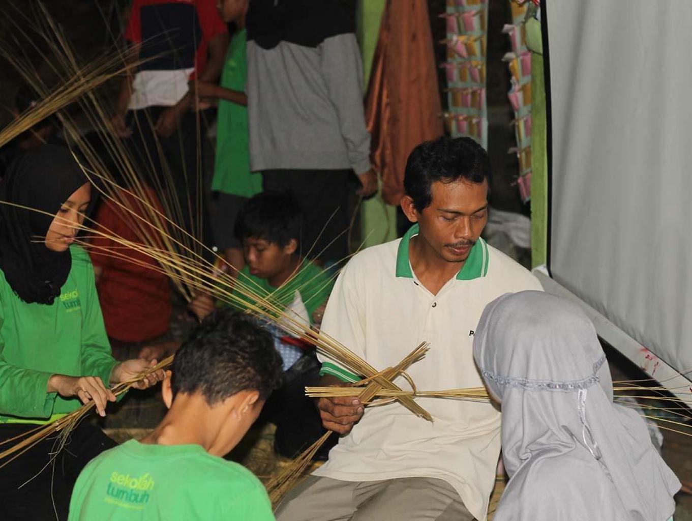 Workshop Membuat Piring Lidi Tinalah