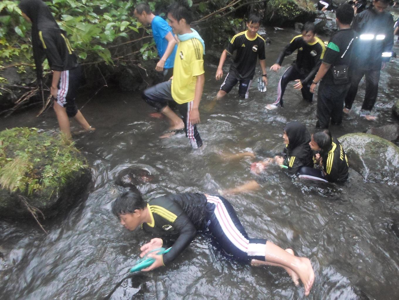 Tracking Sungai Sambil Mandi