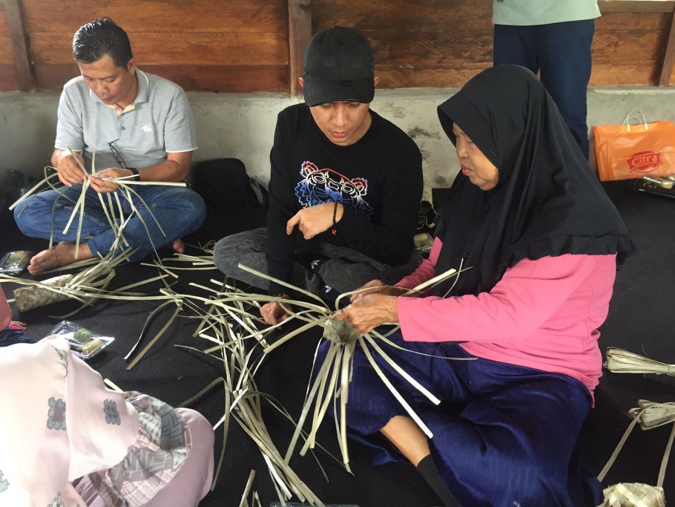 Membuat Anyaman Dari Daun Lais