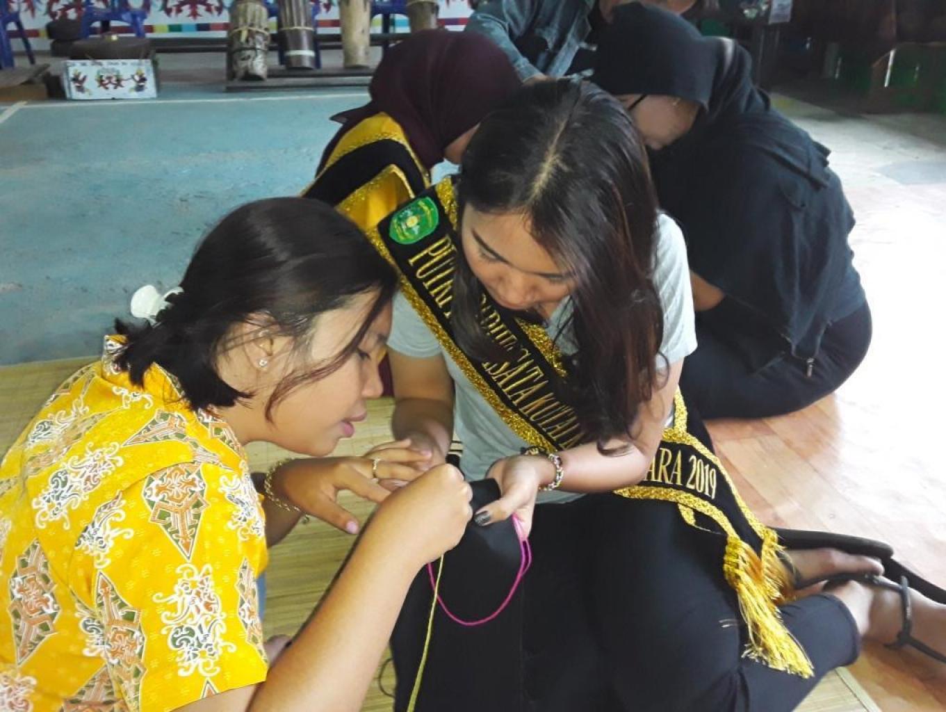 Workshop Kerajinan Tangan Khas Dayak Tunjung Benuaq
