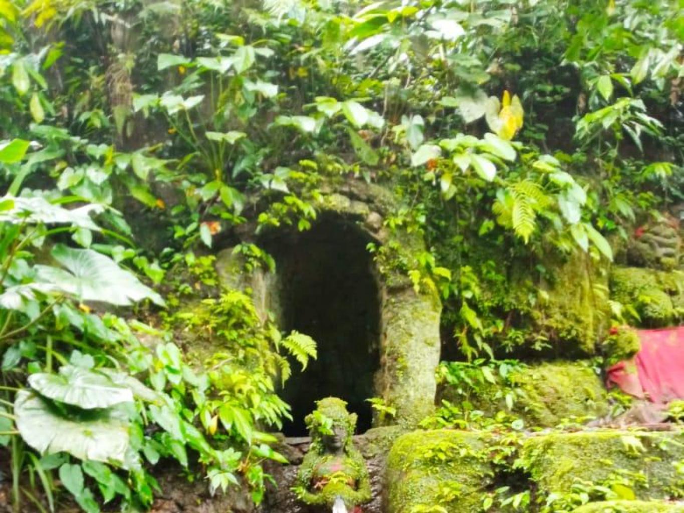 Beji Pesiraman Pura Dalem Desa Bakas - Wisata Melukat ( Air Suci )
