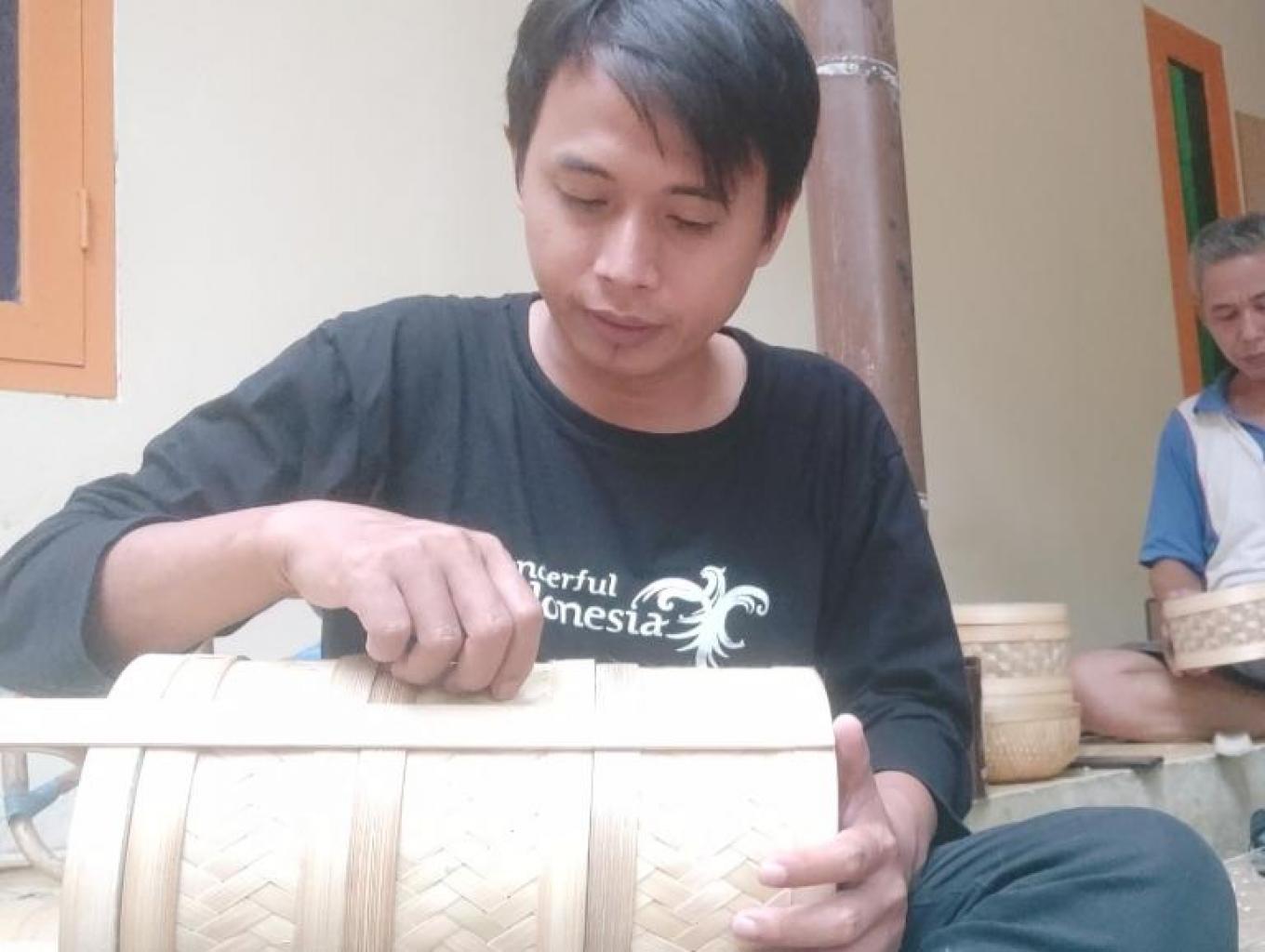 Menganyam Oleh-oleh Bambu