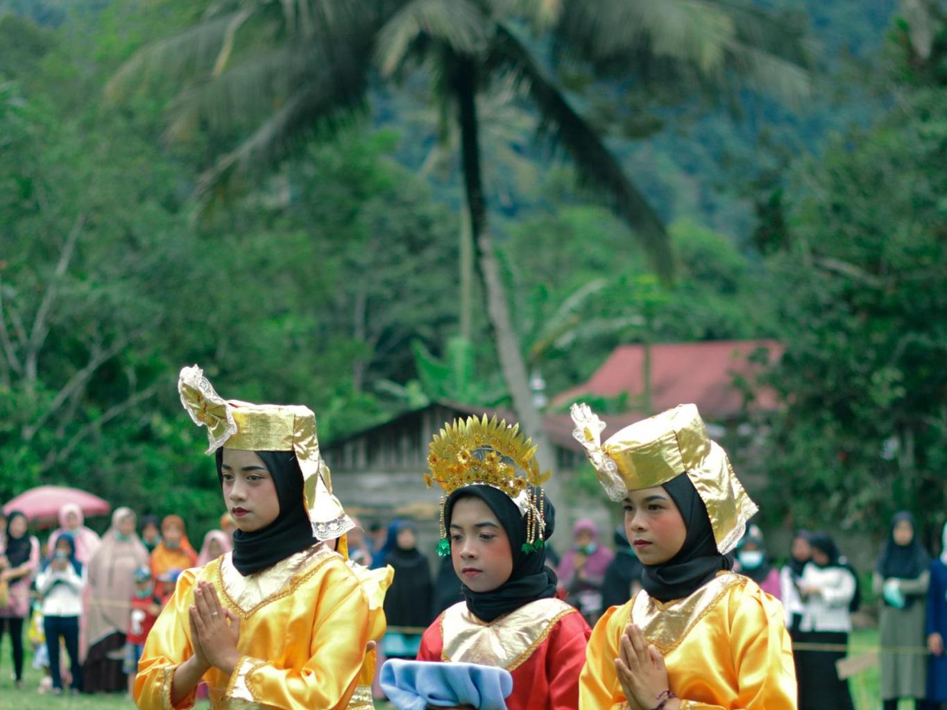 Belajar dan menyaksikan pertunjukan tari Pasambahan di Desa Wisata Nagata