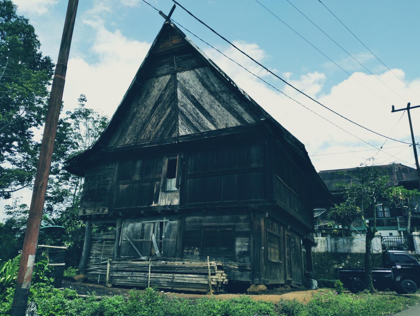 Seni Ukiran Rumah Adat Desa Tebat Lereh Yang Berusia Ratusan Tahun