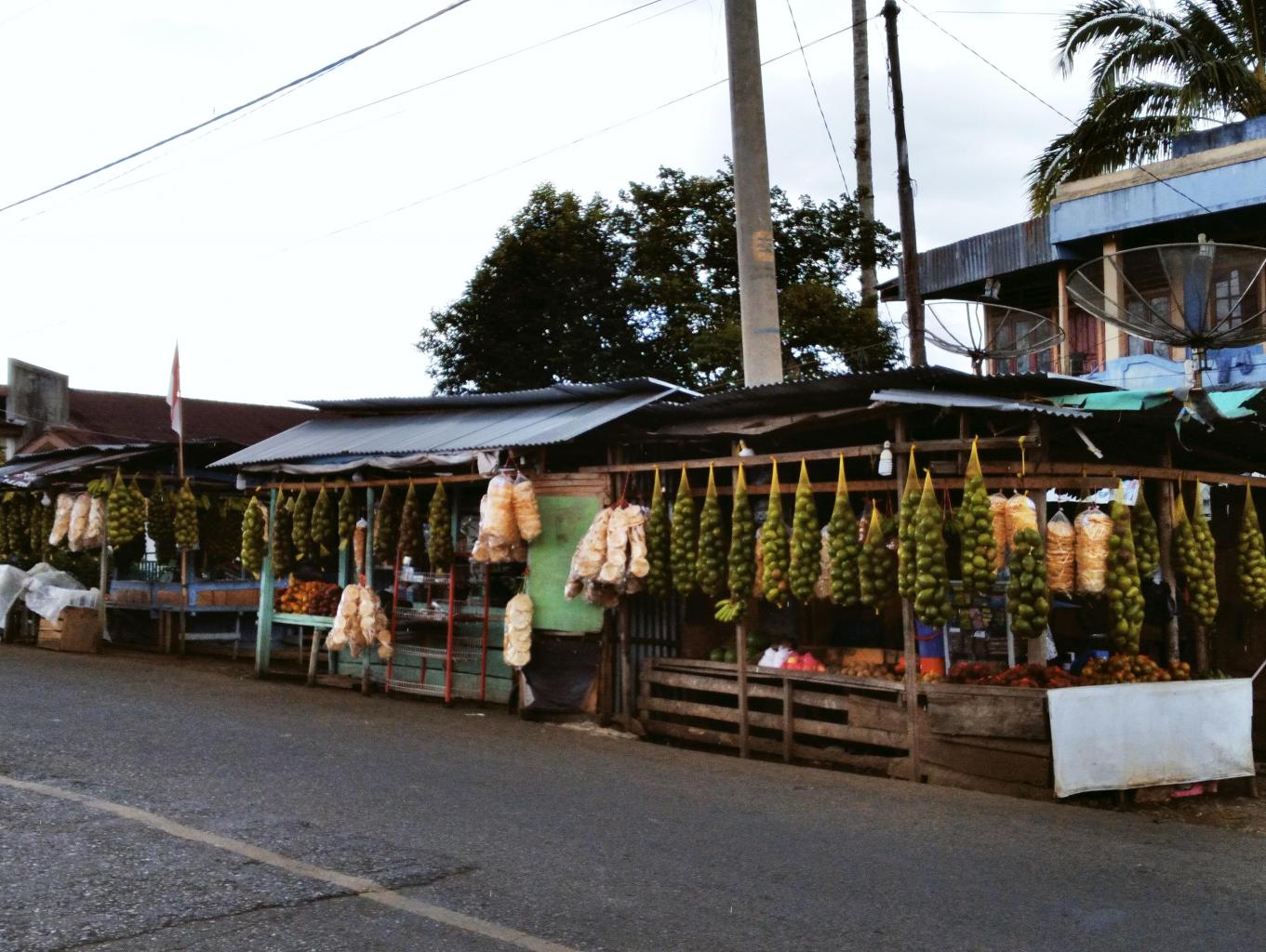 Penjual Buah-buahan Di