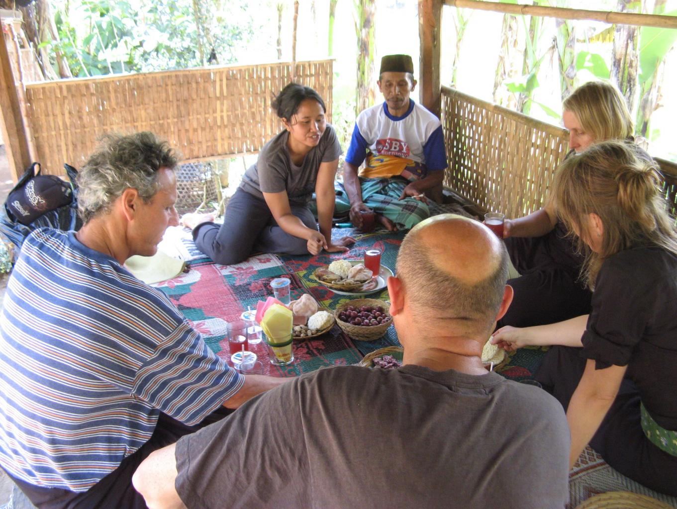 Makan Dirumah Warga