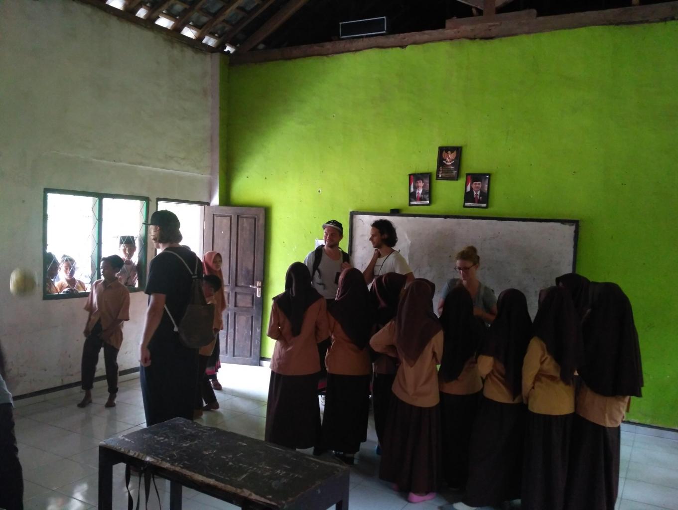 Berintraksi Dengan Anak Sekolah
