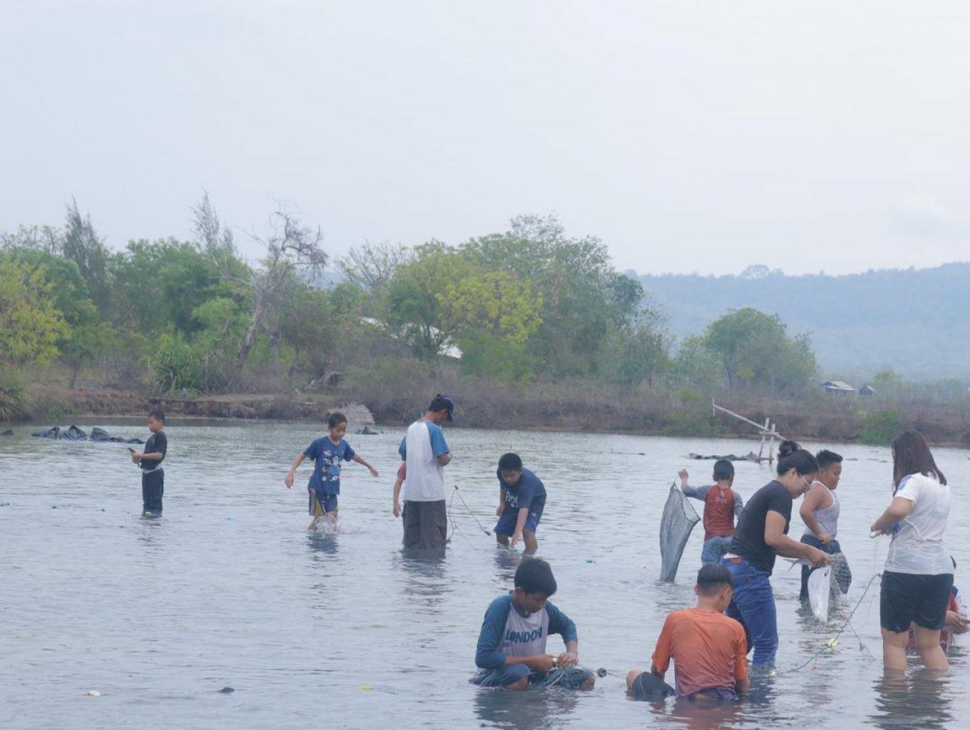Menangkap Bandeng Dengan Alat Tradisional