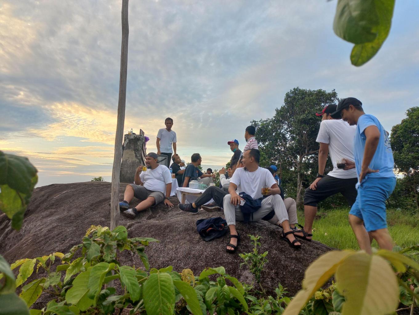 Paket Wisata Hiking Di Bukit Tebalu Simpor Laki