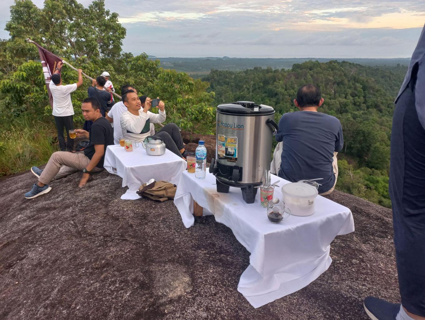 Sensasi Hiking dan Sarapan Pagi Di Puncak Bukit Tebalu Simpor Laki