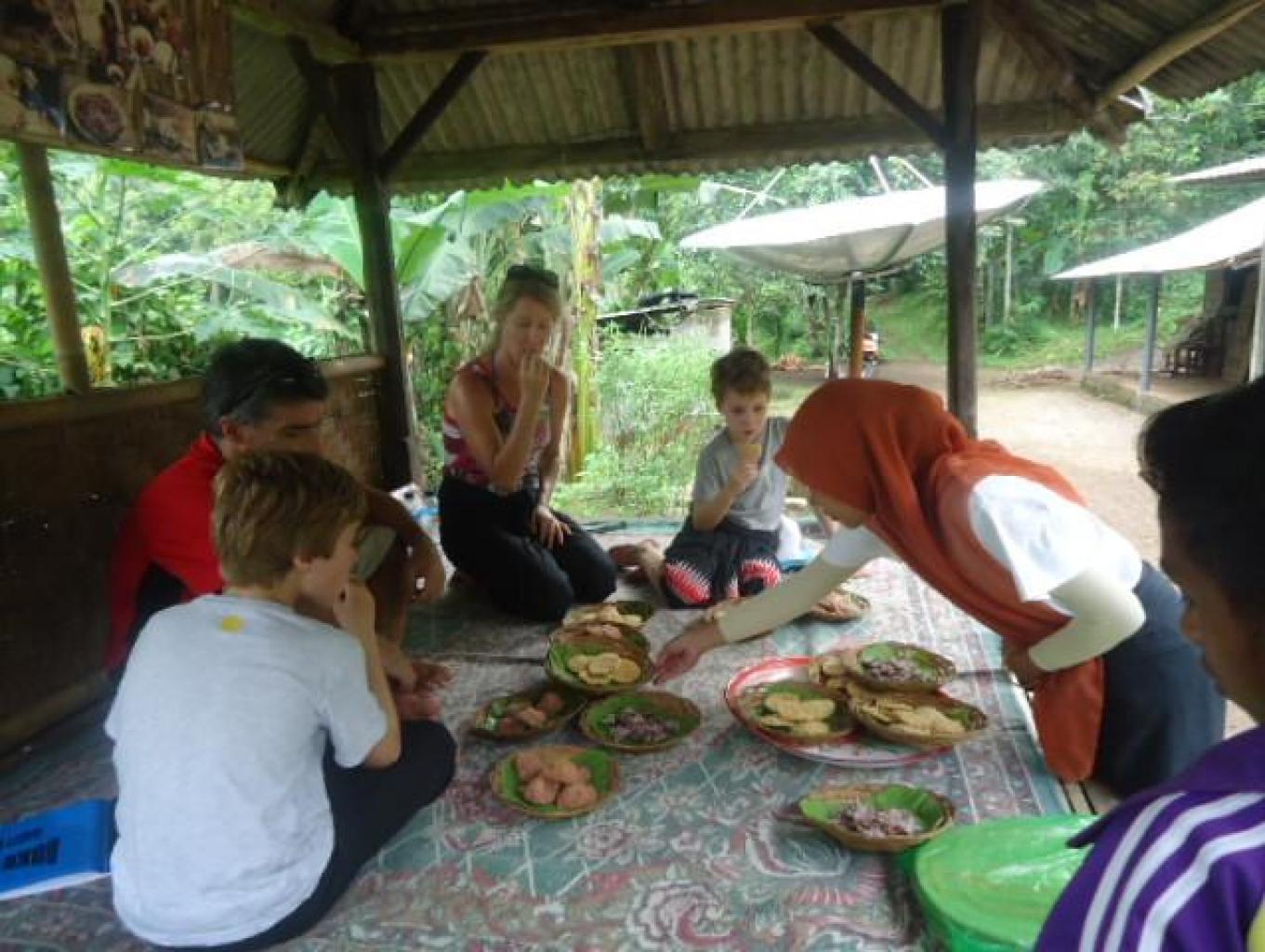 Melihat Dan Belajar Proses Pembuatan Krupuk Bonggol Pisang Sambil Menikmati Kegurihannya