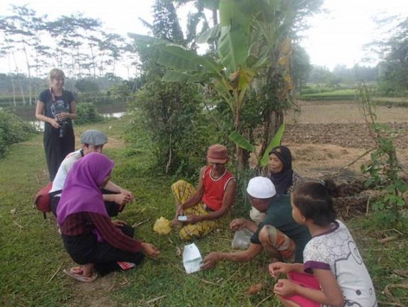 Melihat Dan Mengikuti Aktifitas Petani Yang Ditemukan Saat Menyusuri Persawahan Dan Pinggir Danau