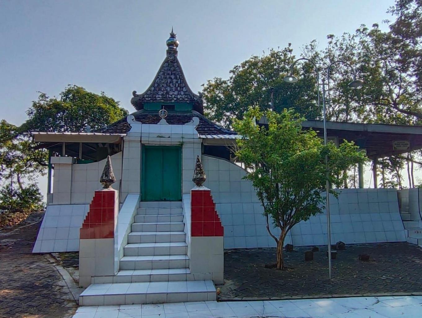 Wisata Bukit Surowiti