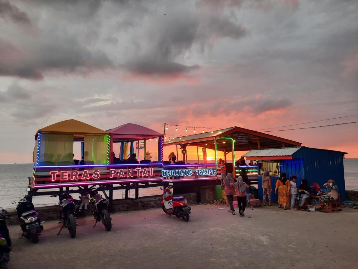 Teras Pantai Ujung Tape
