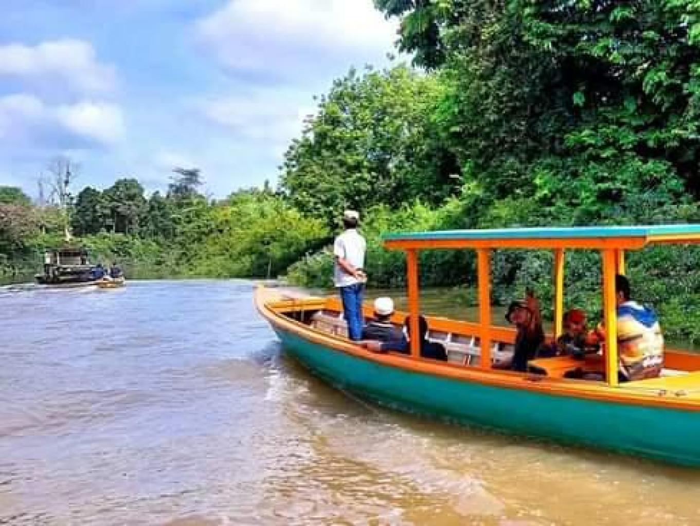 Susur Perairan Sungai Pakai Perahu Dayung