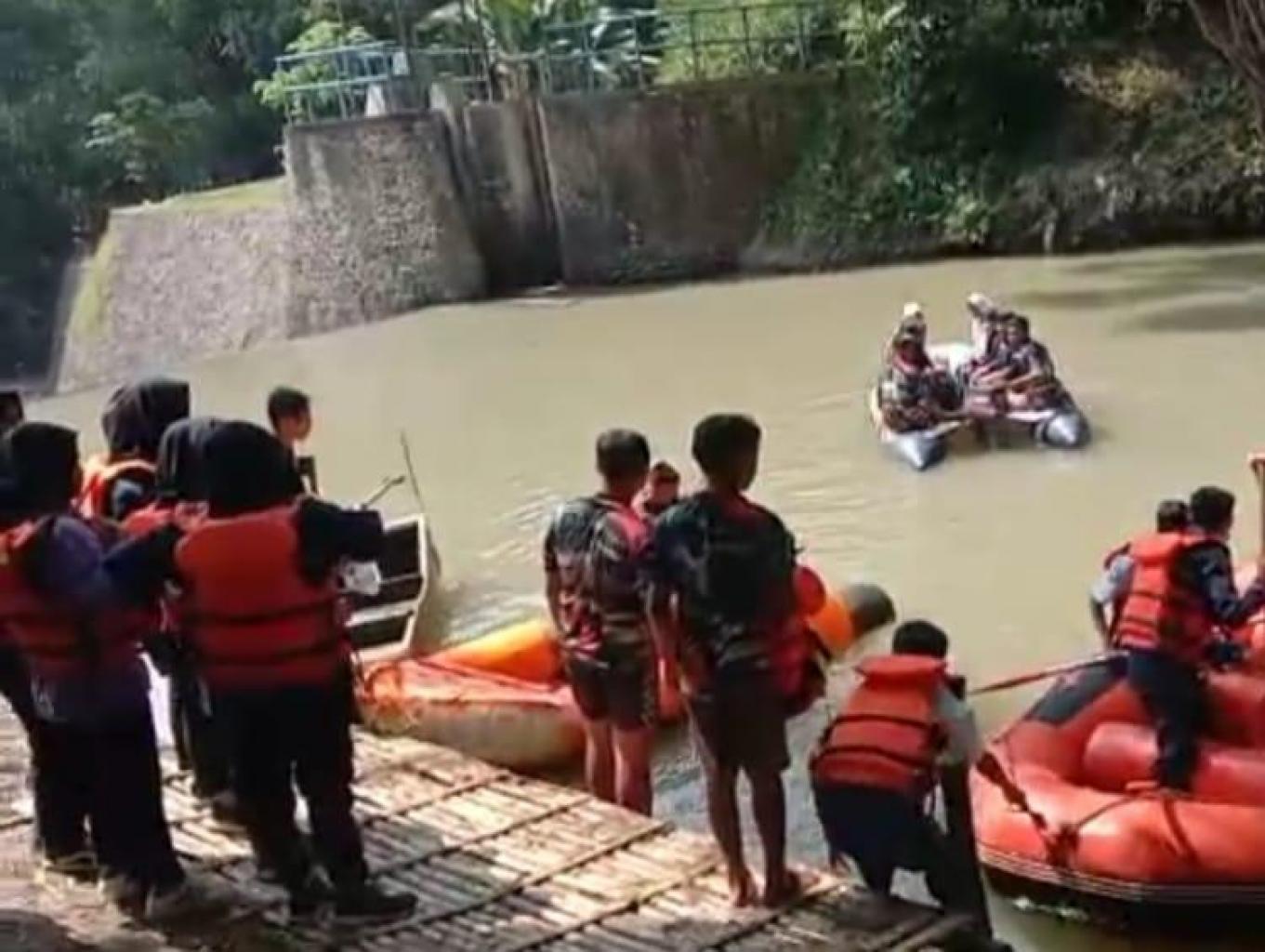 Susur Sungai Dengan Dayung