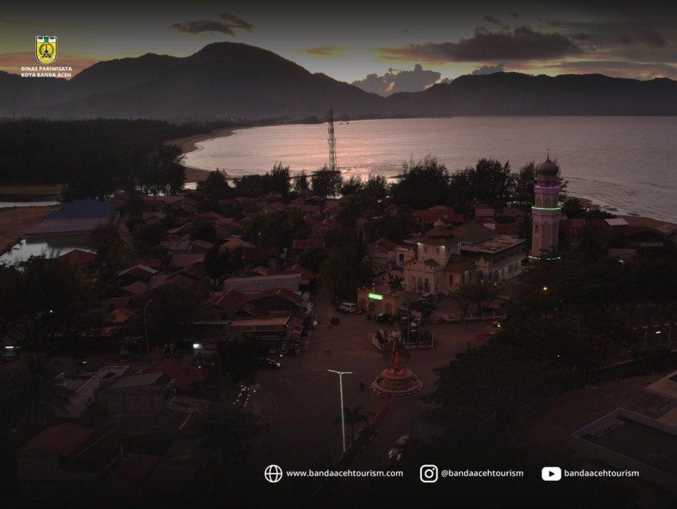 Mesjid Baiturrahim (mesjid Yang Masih Berdiri Kokoh Meski Telah Diterjang Gelombang Tsunami)
