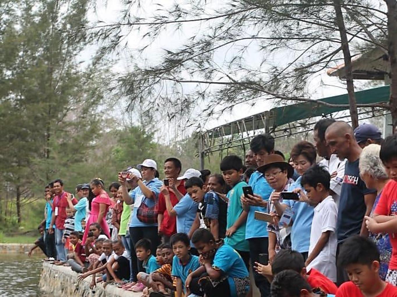 Melepas Perahu Di  Talud Air Payau Pantai Menung