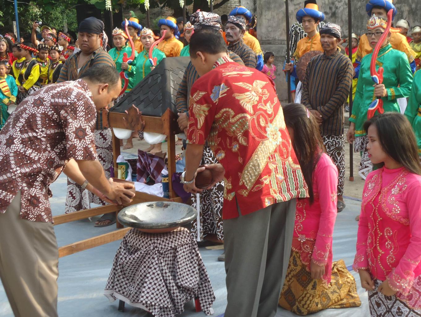Penuangan Air Suci Simbolis Upacara Padusan