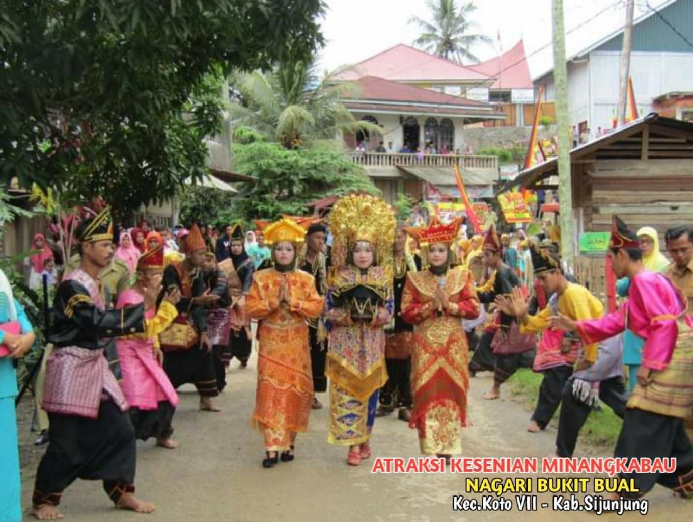 Atraksi Silek Galombang Menyambut Kedatangan Tamu