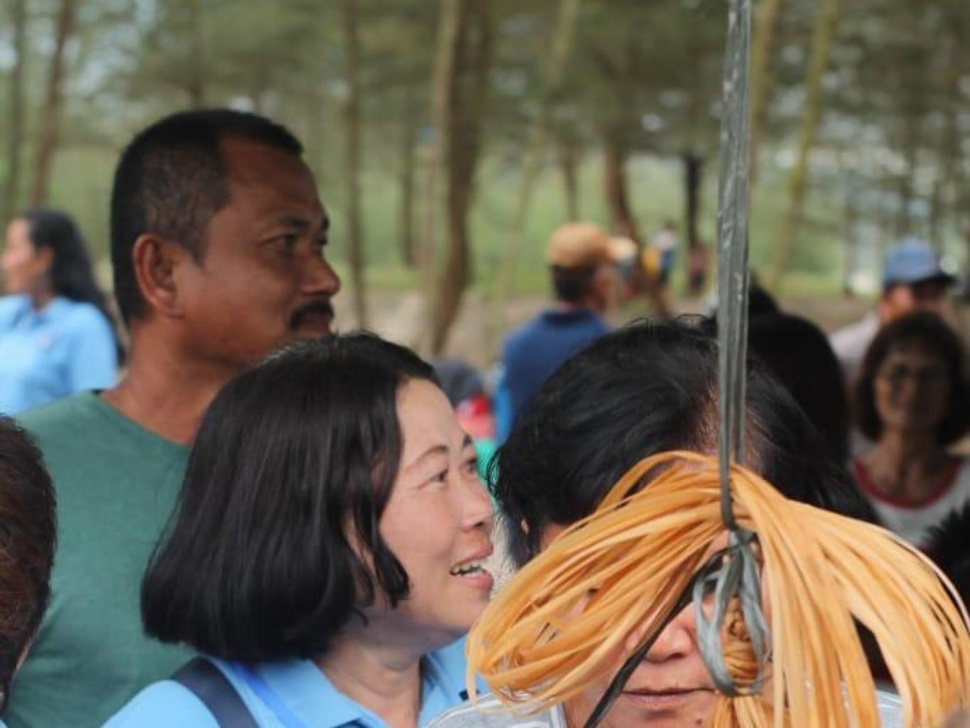 Lomba Membungkus Kue Cang