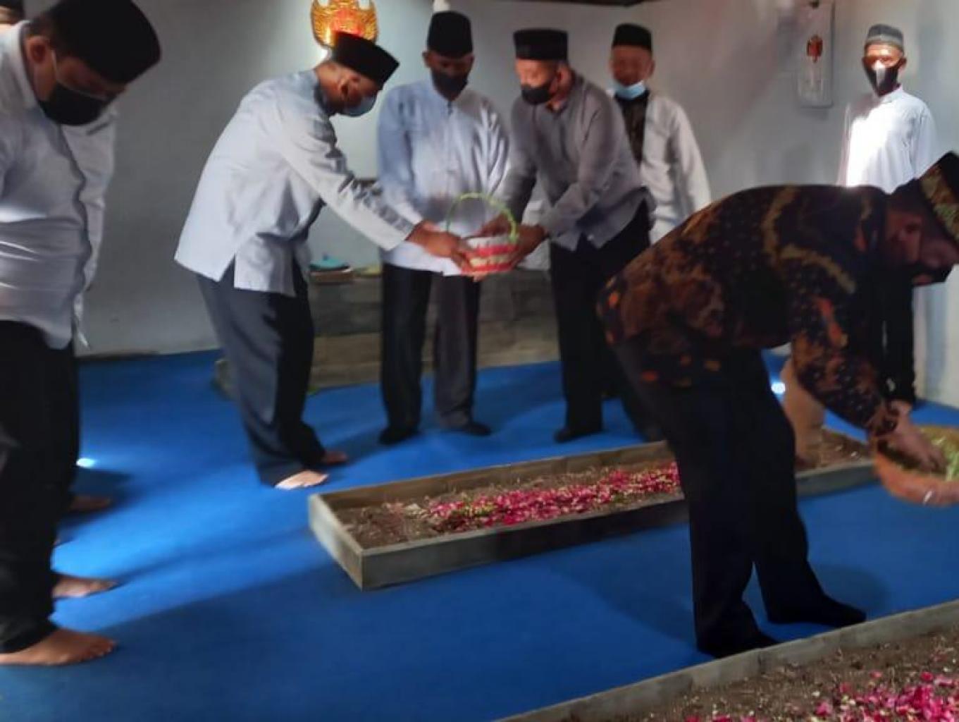 Ziarah Makam Leluhur Kembang Sore
