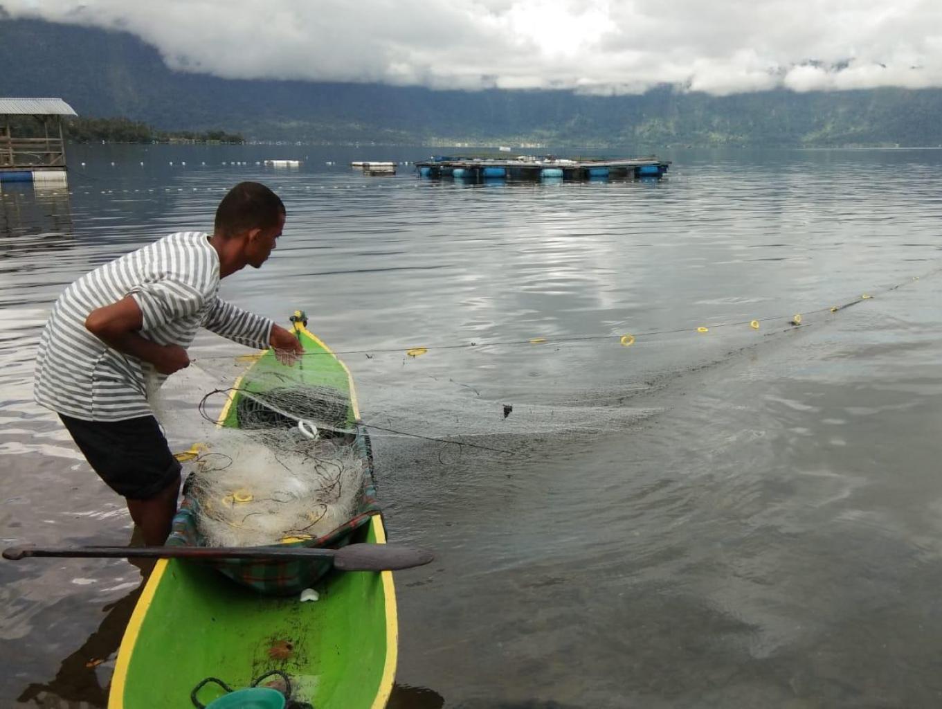 Mamukek Lauak (menjala Ikan)