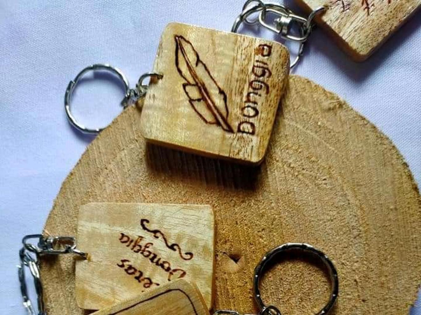 Gantungan Kunci Grafir Kayu