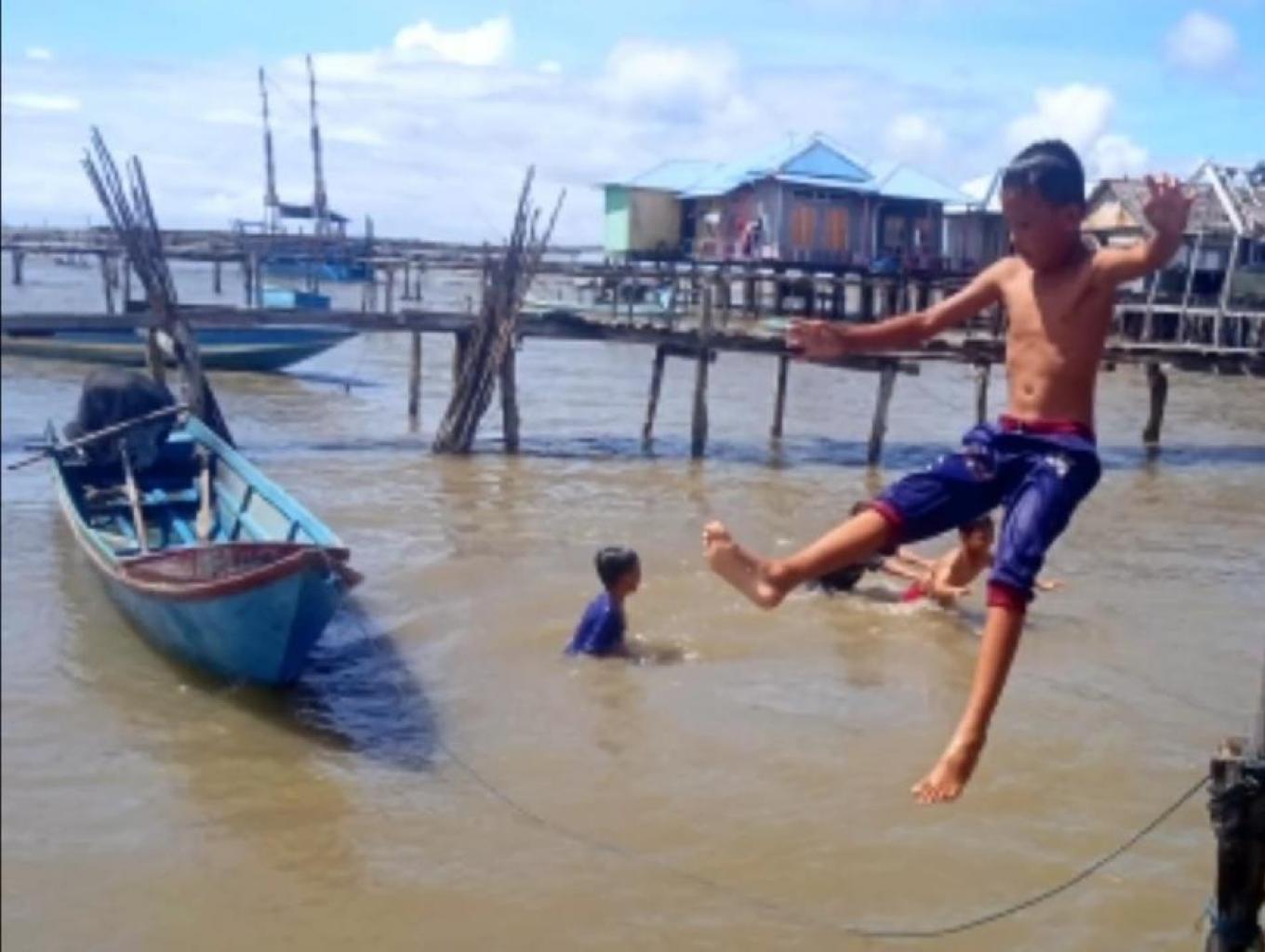 Mandi Di Sungai