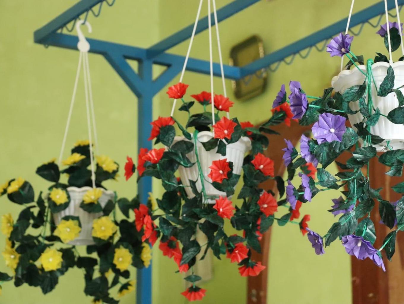 Kerajinan Bunga Dari Limbah Plastik