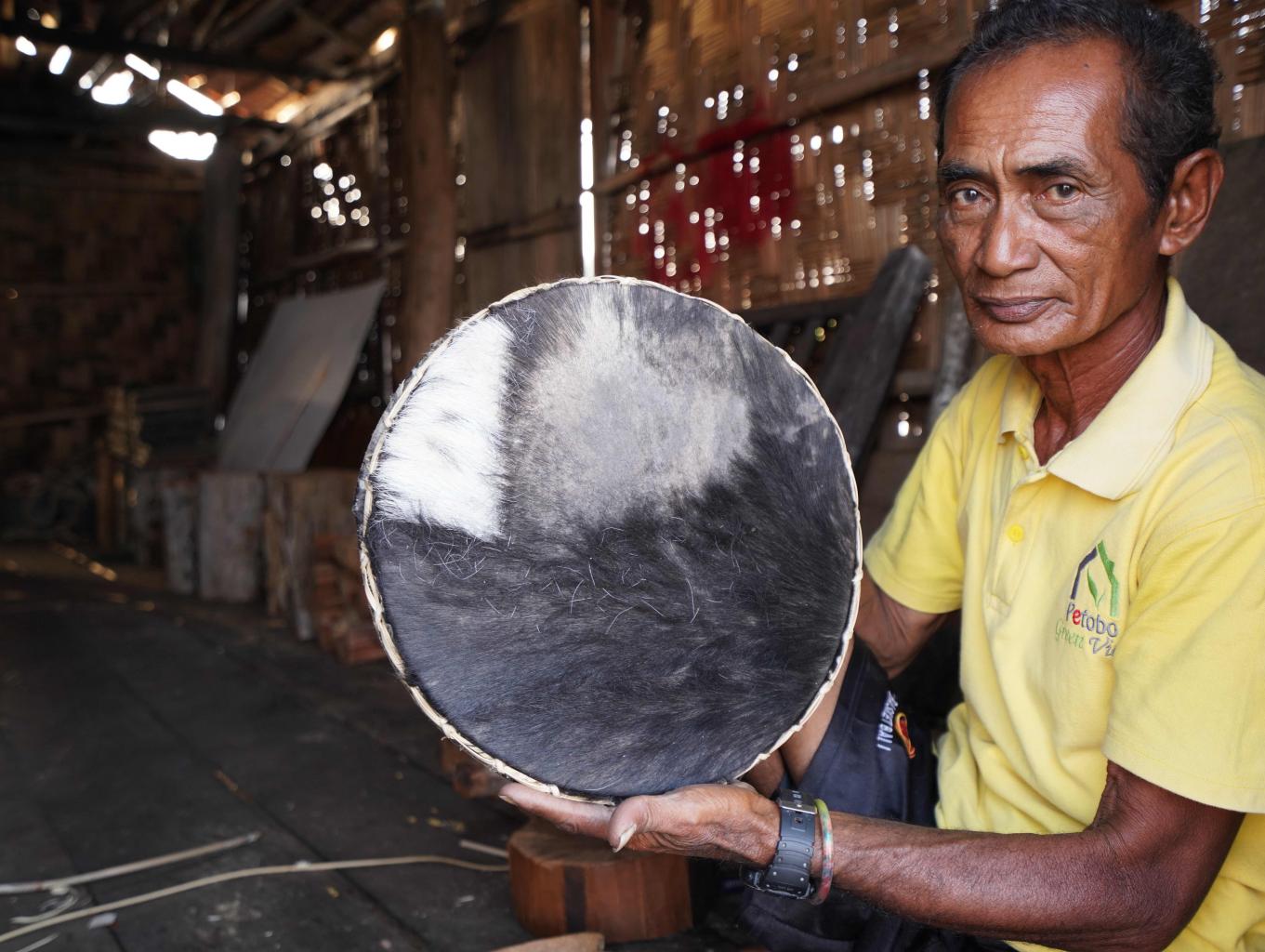 Atraksi menyaksikan pembuatan Gendang Kulit Kambing