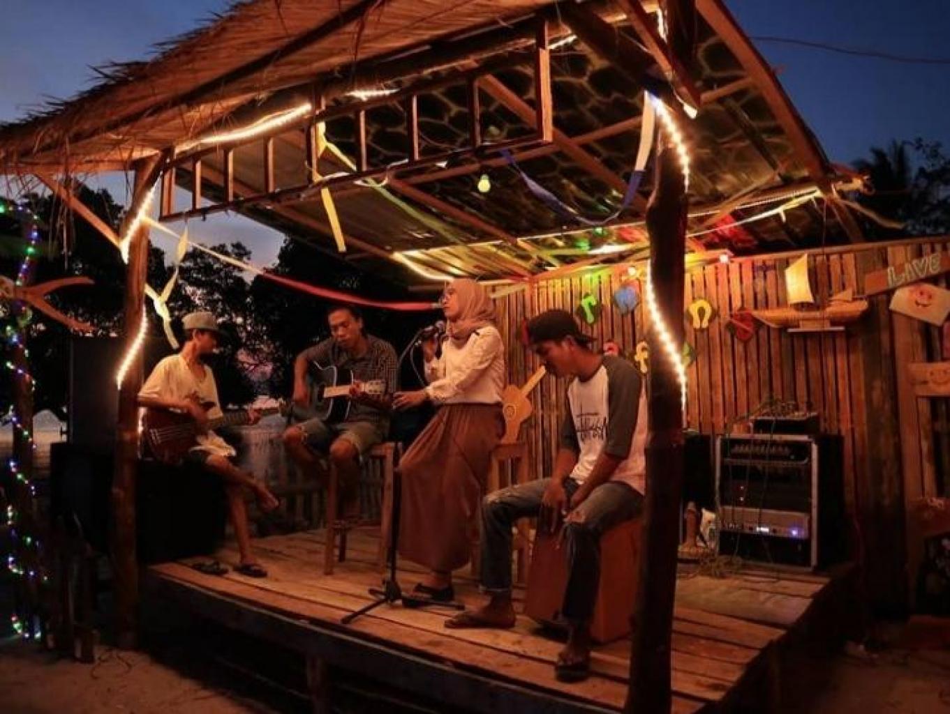 Live Music Harmony Cafe