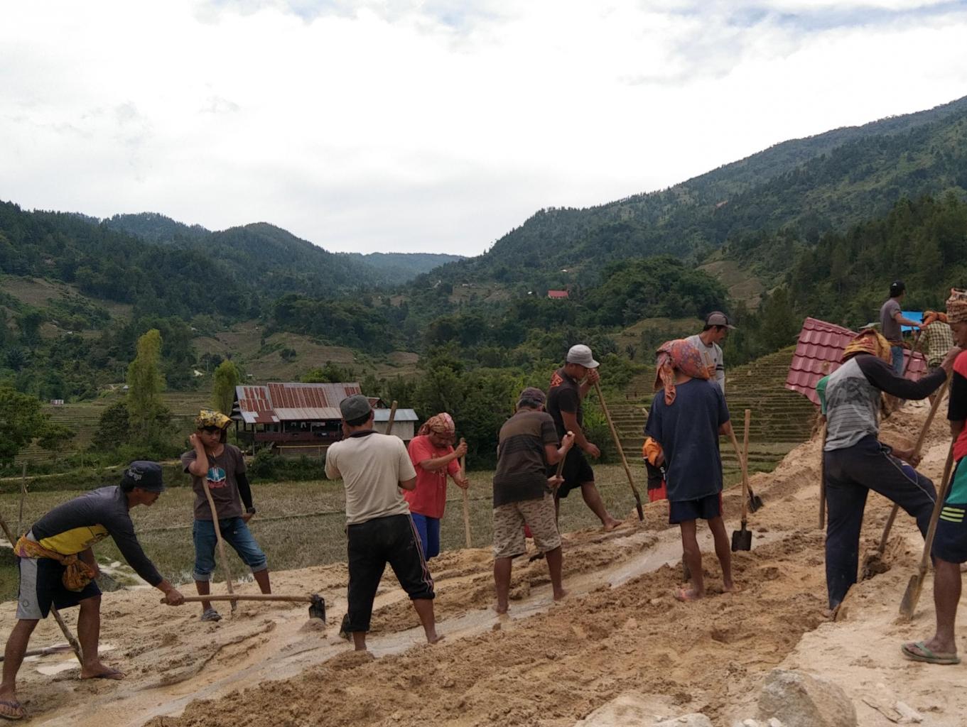 Kerja Sawah Dengan Cara Tradisional