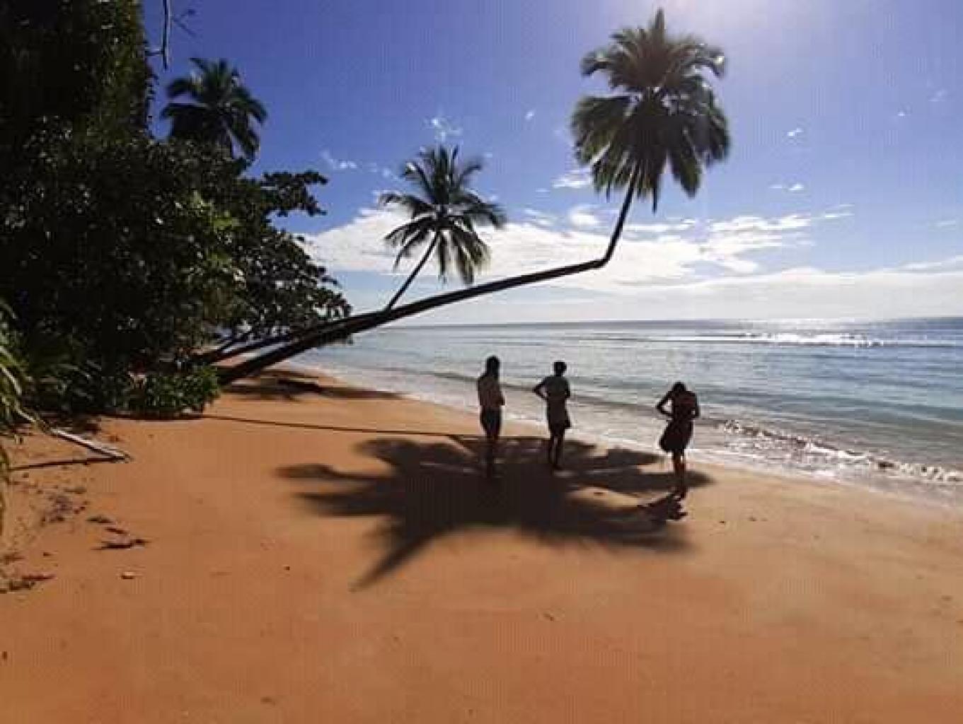 Pantai Pasir Merah Labengki
