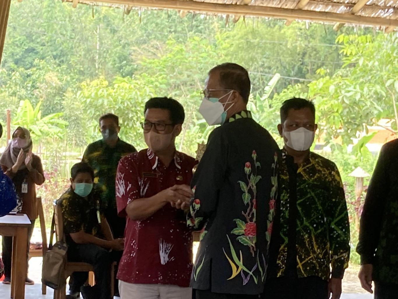 Atraksi Mice Di Padi Mas Resto Saat Penghargaan Kepada Kades Randugede Video Profil Jawa Timur Kategori 10 Terbaik