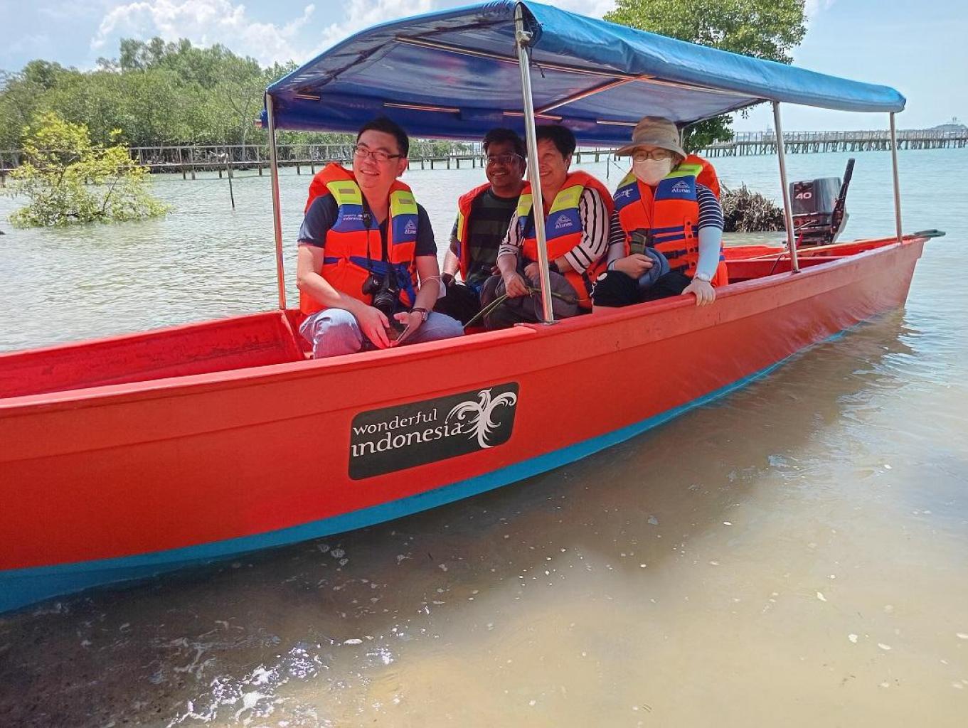Tracking  Hutan Mangrove Menggunakan  boat /sampan