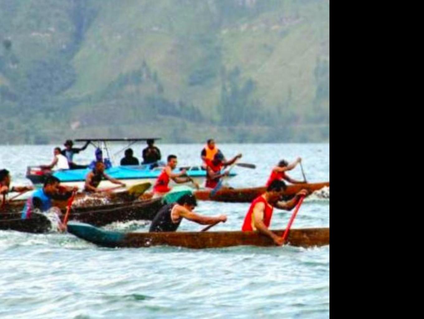 Parade Perahu Hias Dan Lomba Perahu Tradisional