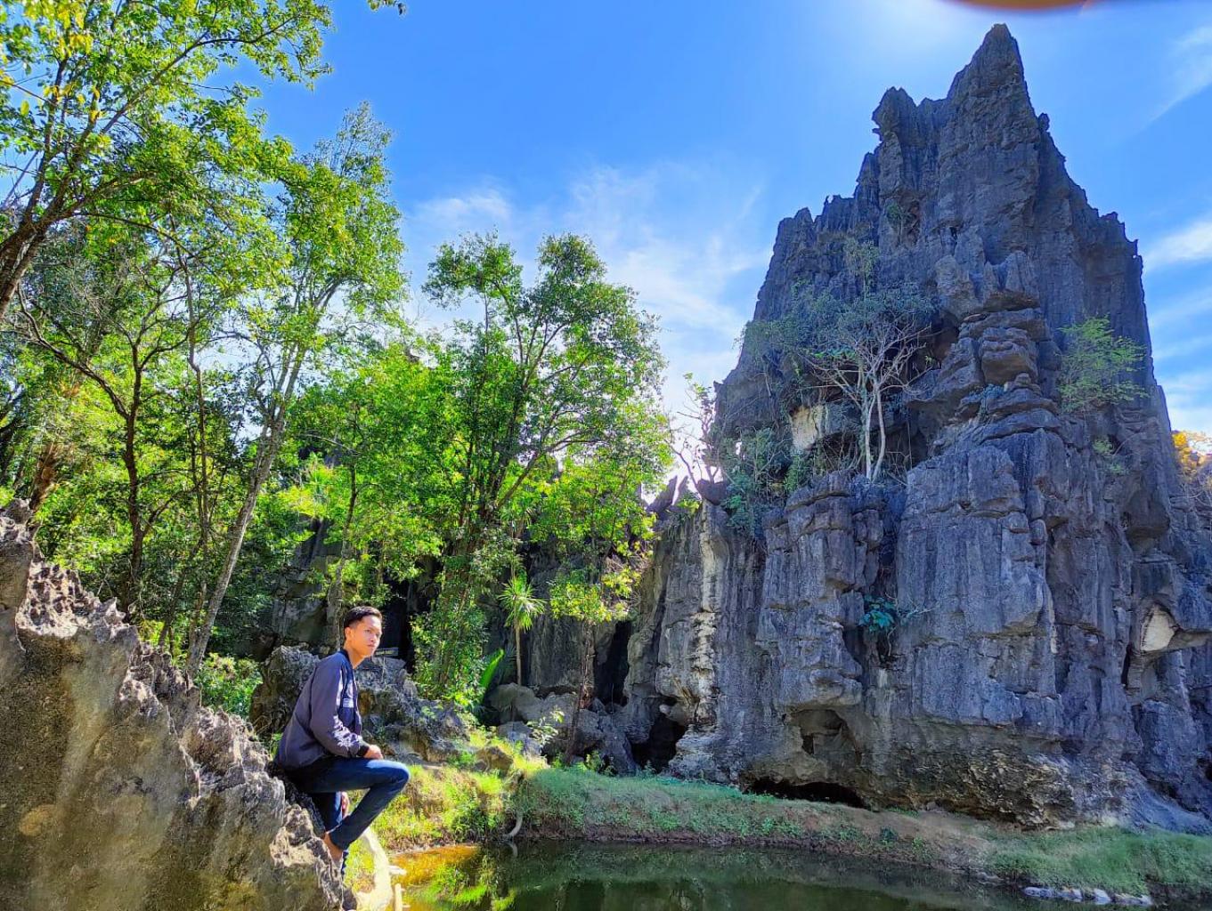Tampilan Dari Luar Gua Labirin Nampak Seperti Candi