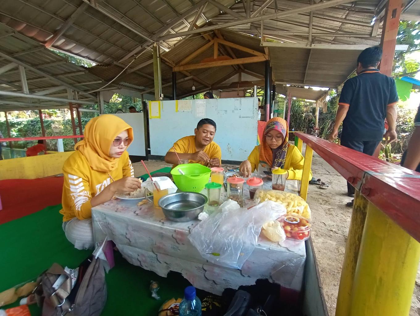 Warung Apung Tengah Kolam Mas Ajik