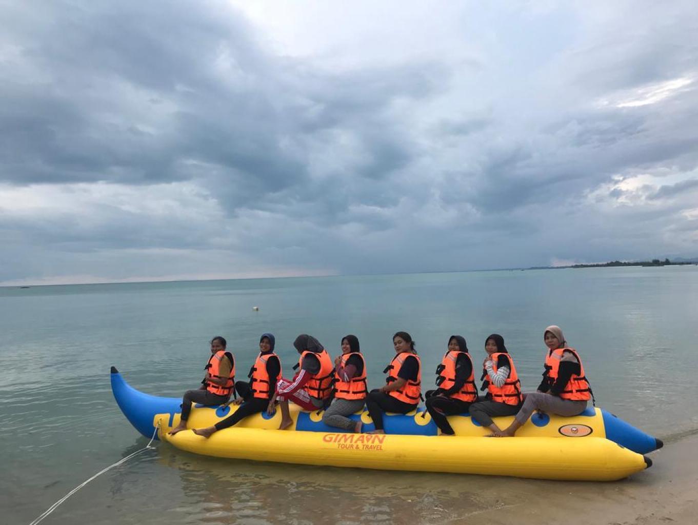 Wahana Banana Boat Pantai Tanjung Berikat