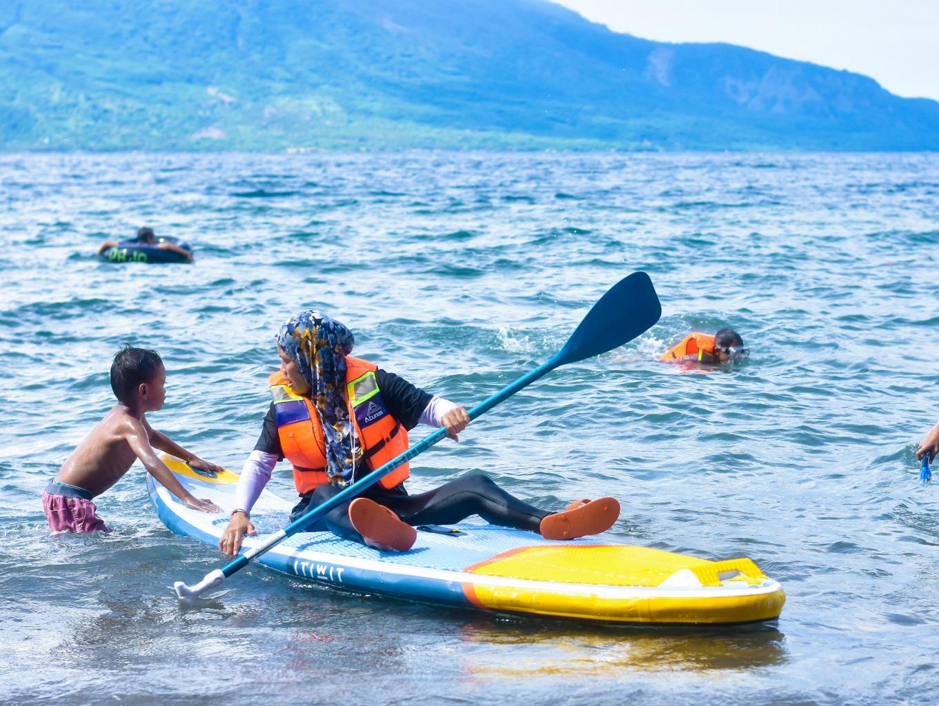 Bermain Perahu Kayak Dan Stand Up Paddle