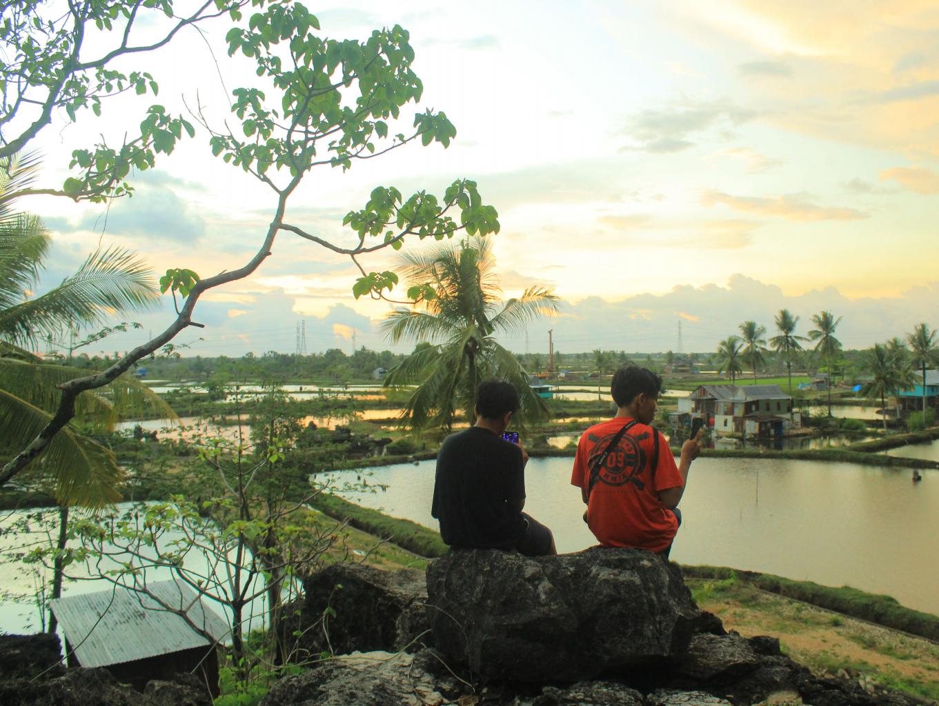 Menikmati Udara Segar Di Teras Sunset