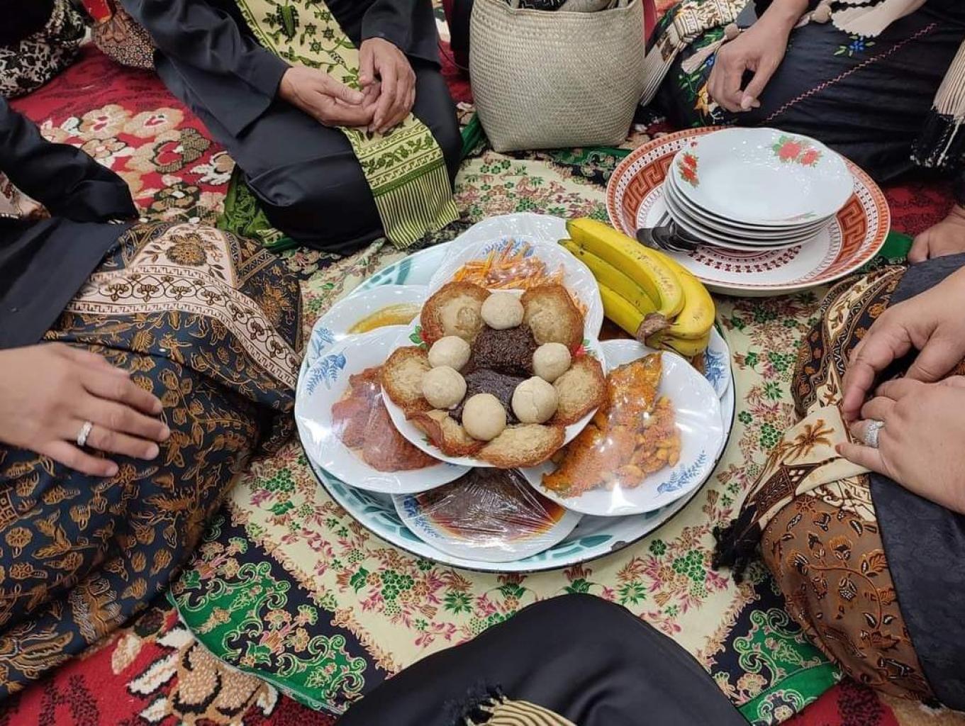 Makan Bajamba Dan Baseprah ( Dihidang Secara Adat)