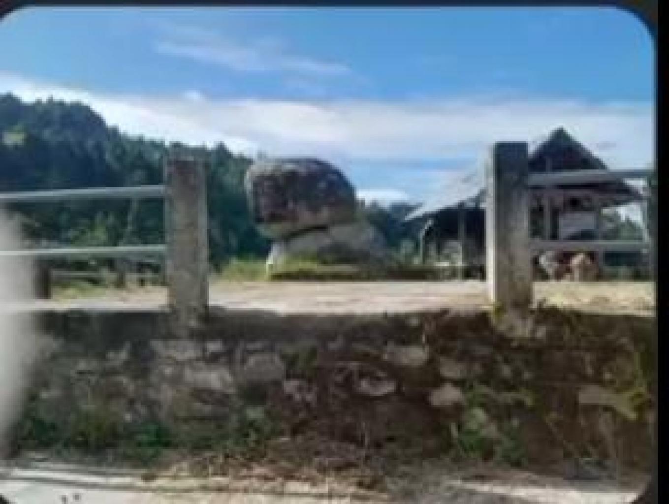 Batu Bergoyang (batu  Laledong)