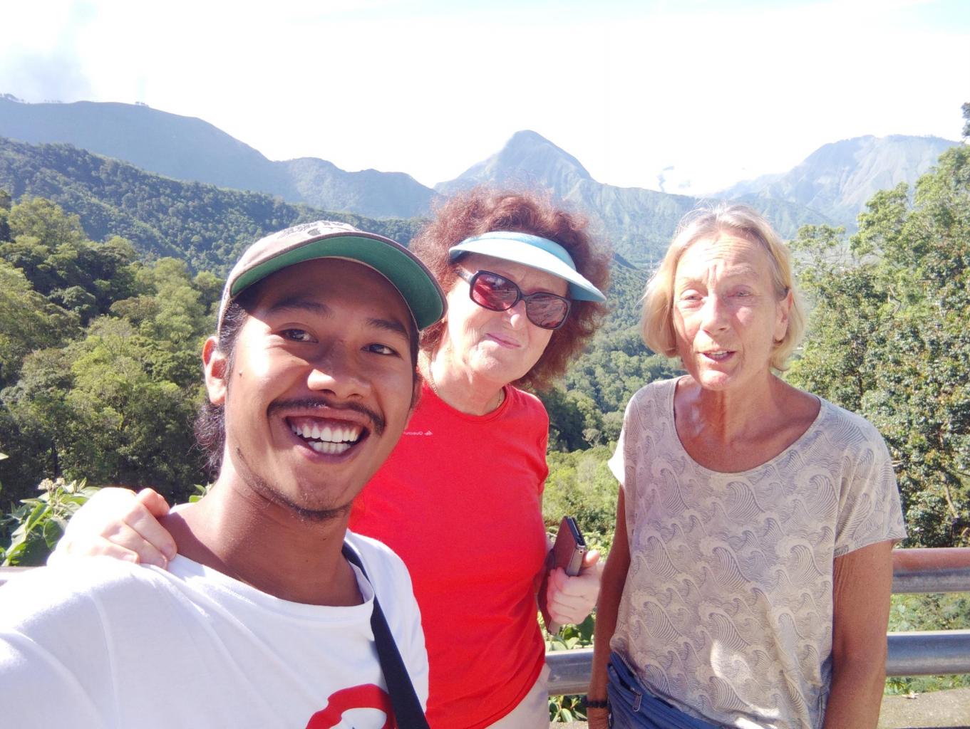 Soft Trekking Sebau Hot Spring  Sapit