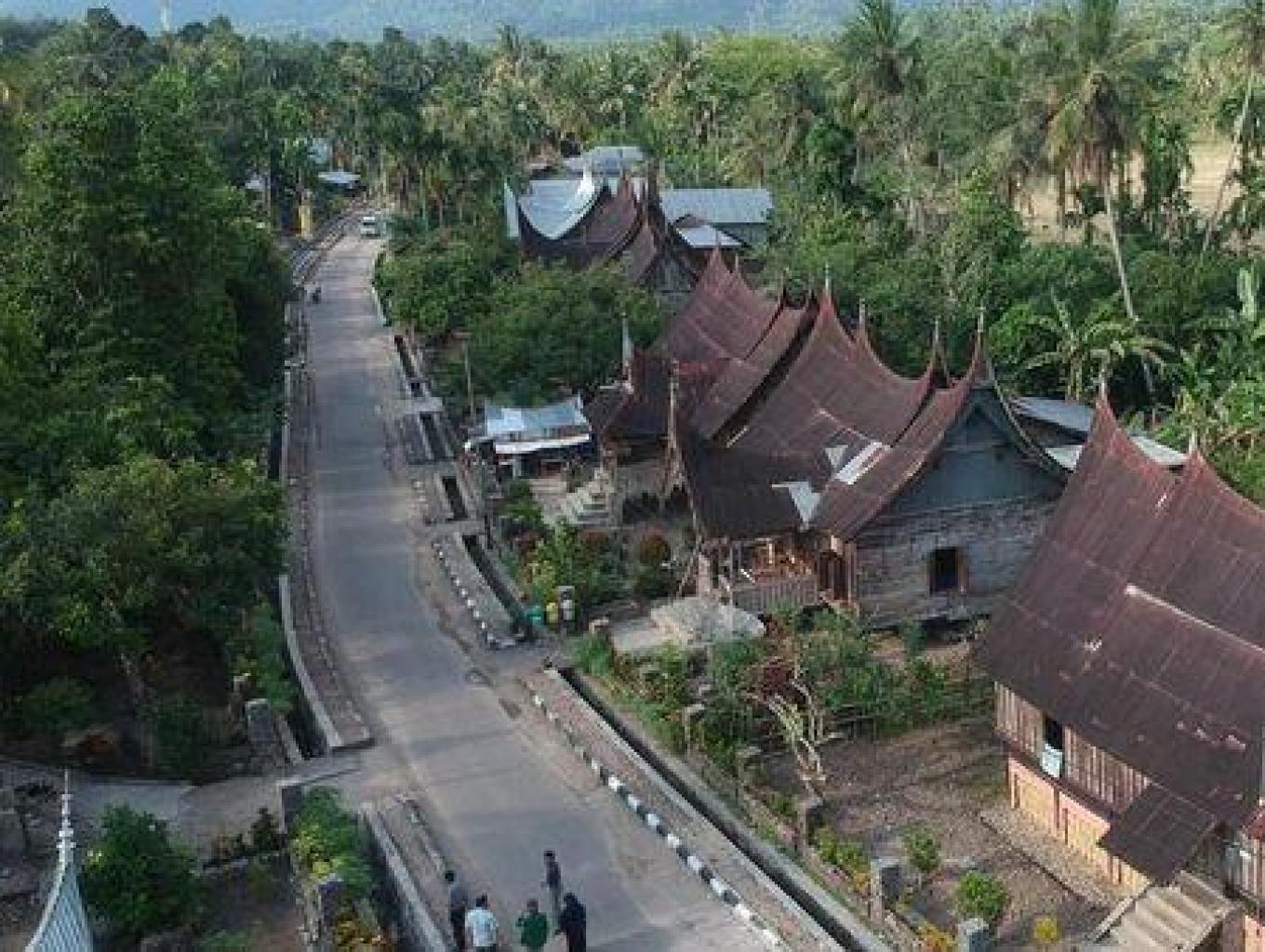 Wisata Keliling Perkampungan Adat Menikmati Deretan Rumah Gadang