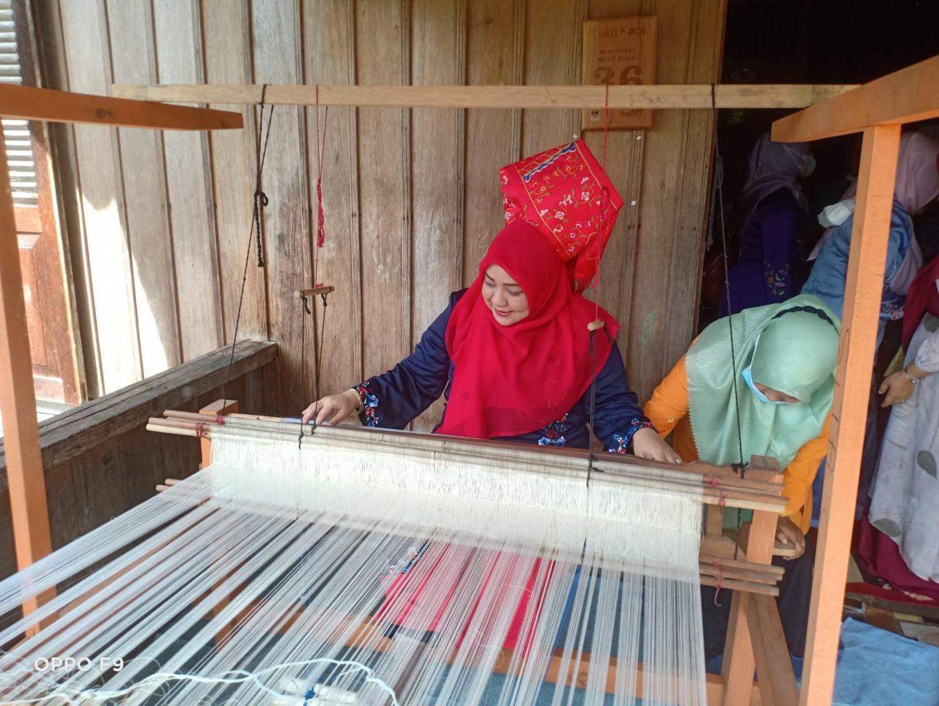 Songket Lansek Manih ( Hasil Tenun Masyarakat Di Masing - Masing Penghuni Rumah Gadang