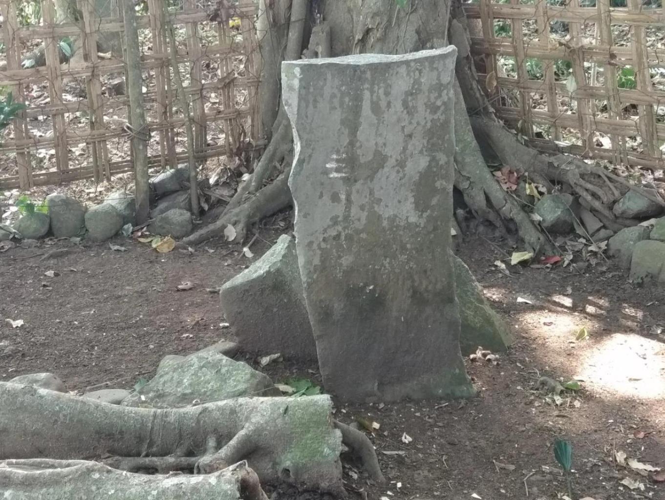 Prasasti Menhir  Sapit