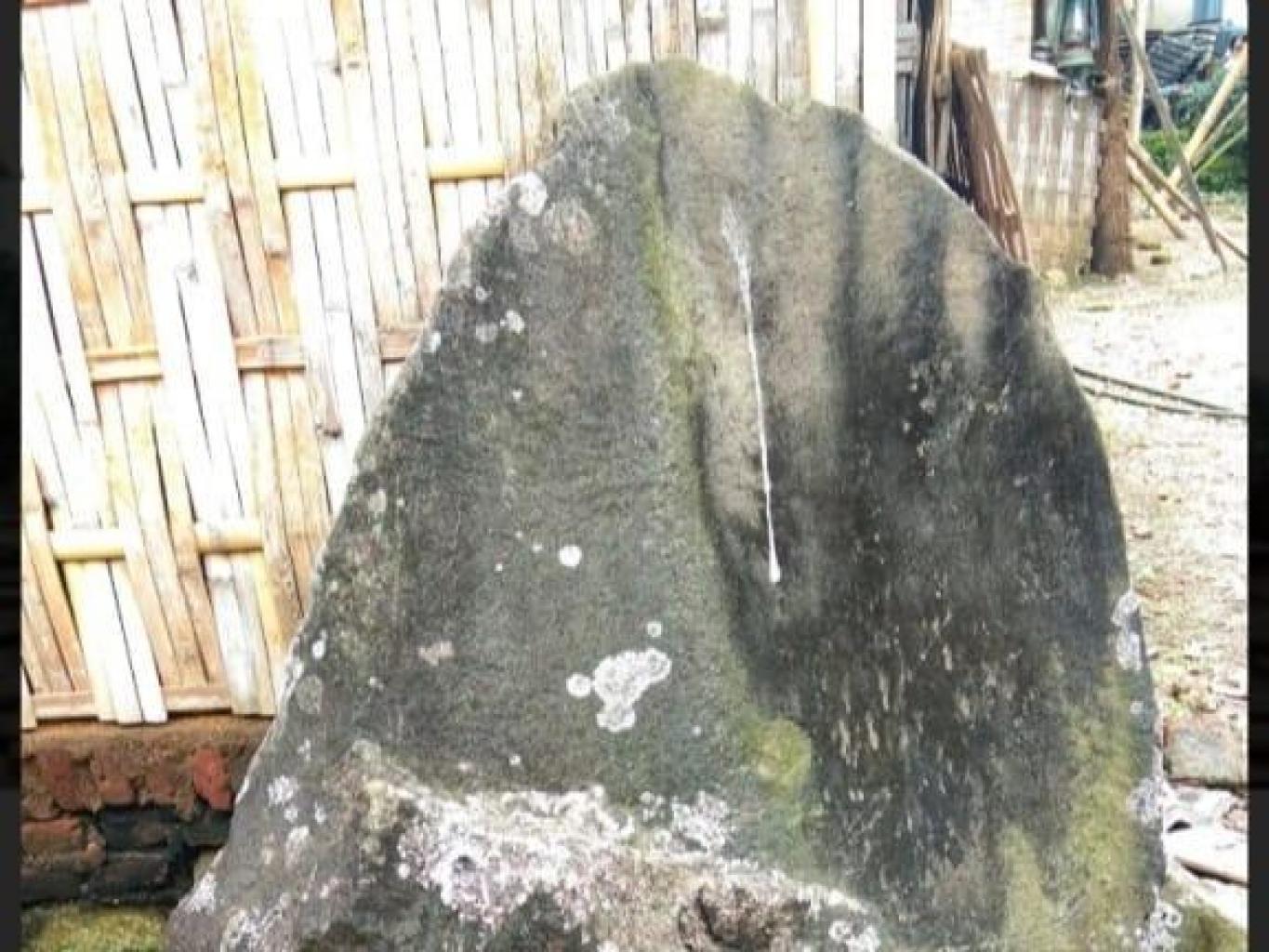 Prasasti Batu Punden Dan Serawak  Sapit