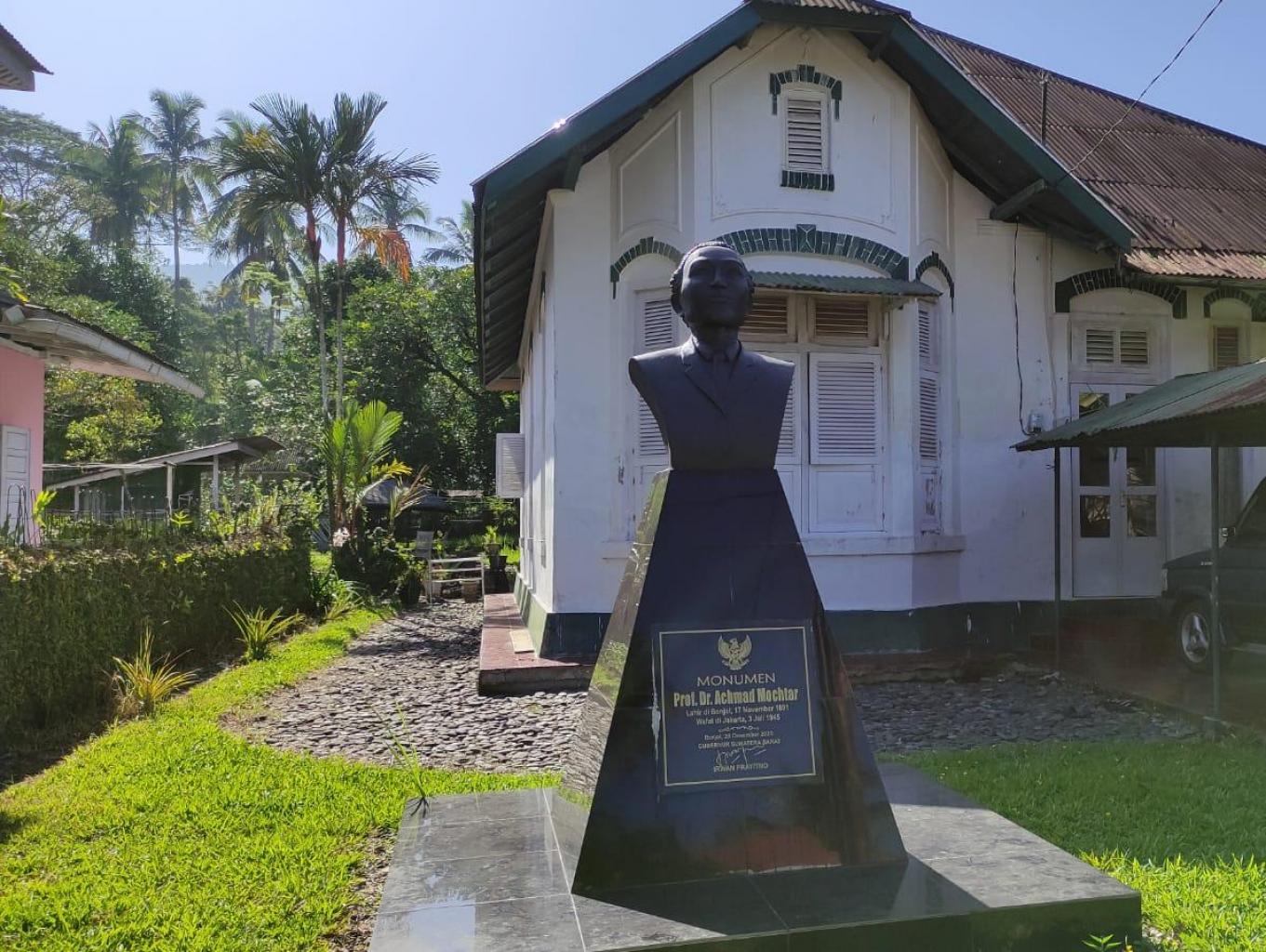 Monumen Dan Rumah Kelahiran Prof,dr. Achmad Muctar